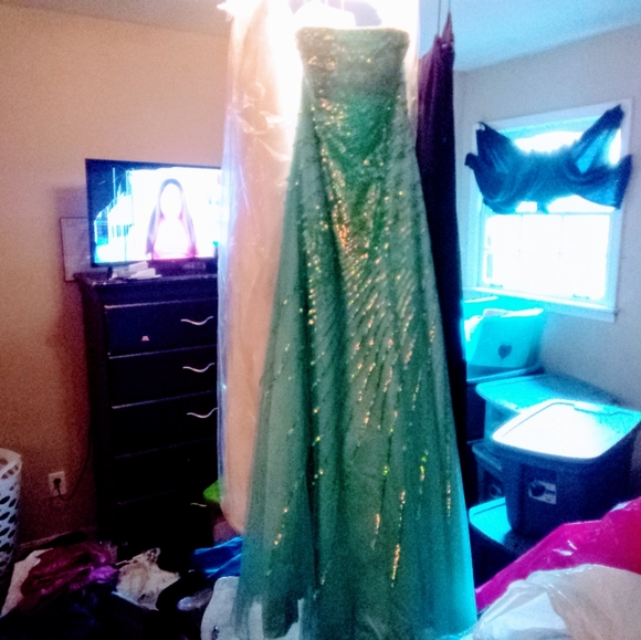 4 very beautiful dresses for any special occasion, - Picture 4 of 6